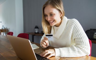 Cliente realizando compra pelo notebook após receber uma mensagem no WhatsApp, representando a recuperação automática de carrinhos abandonados com aumento de conversão e resposta em tempo real.