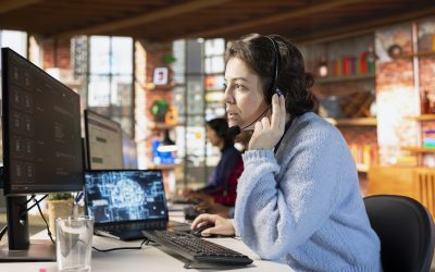 Profissional de atendimento ao cliente utiliza recursos de inteligência artificial em ambiente corporativo.